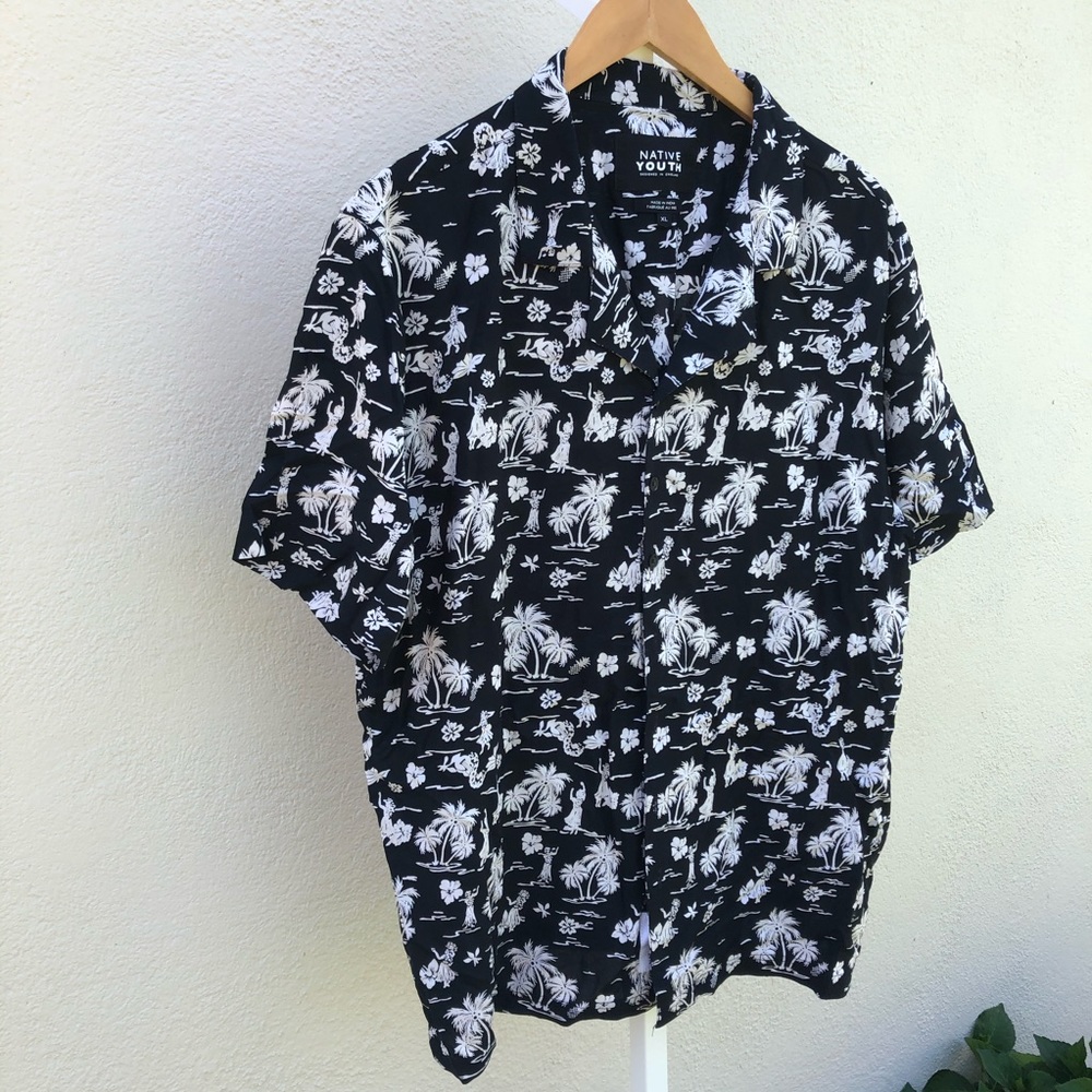 Retro Inspired Hawaiian Shirt 🤍🖤🌴🌺